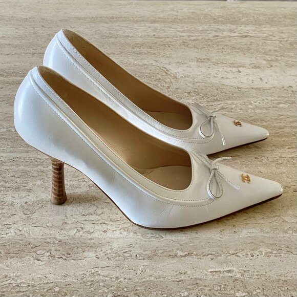 Vintage Chanel Gold CC Bow Pumps - Picture 5 of 10